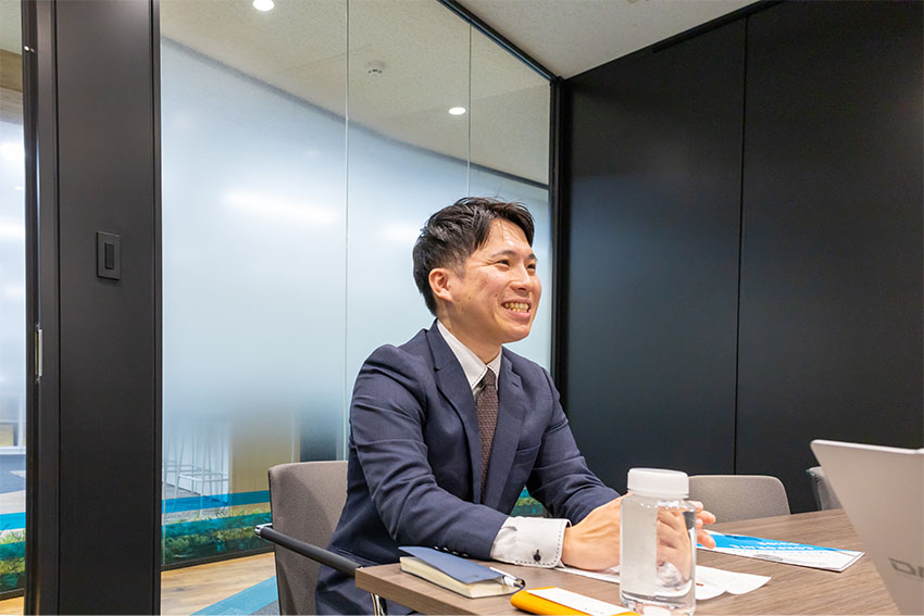 同僚と情報交換する様子