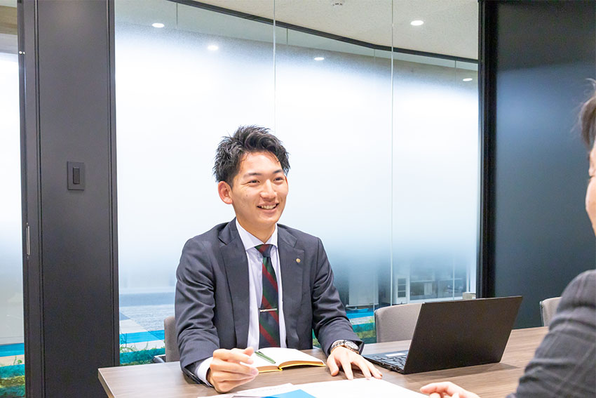 先輩に相談する様子