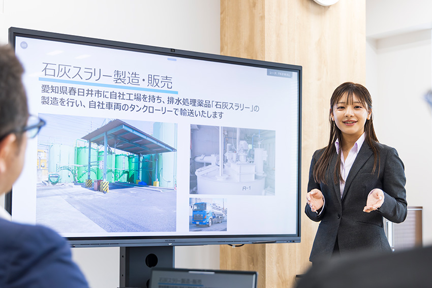 電話でお客様とアポイント調整を行う様子