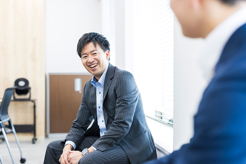電話でお客様とアポイント調整を行う様子