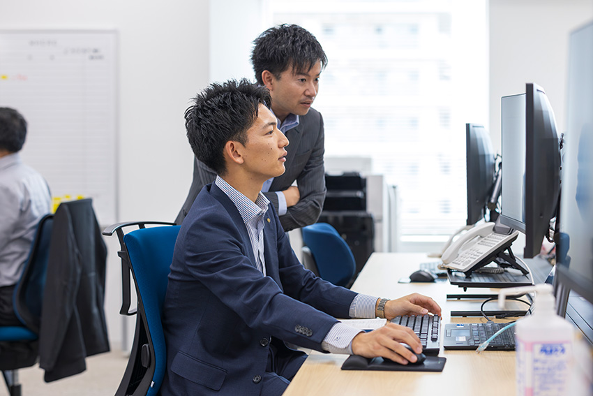 先輩社員に相談する様子