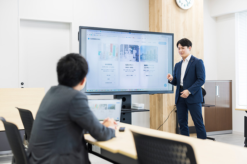 同僚と情報交換する様子