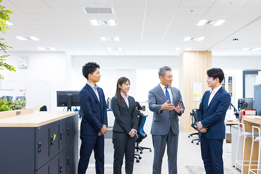 パソコン操作について相談する様子