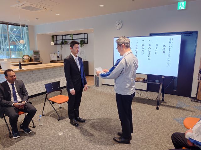 新入社員の辞令授与